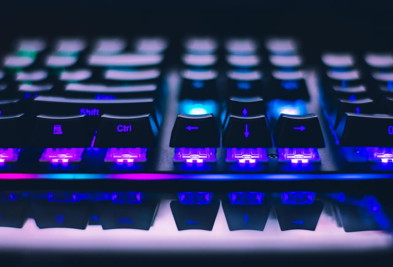 Luz sobre un teclado, recurso visual de ambiente