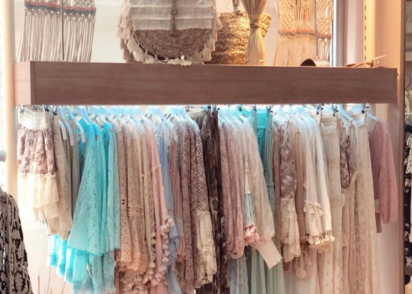 Detalle de prendas y del espacio de la tienda Aires del Sur