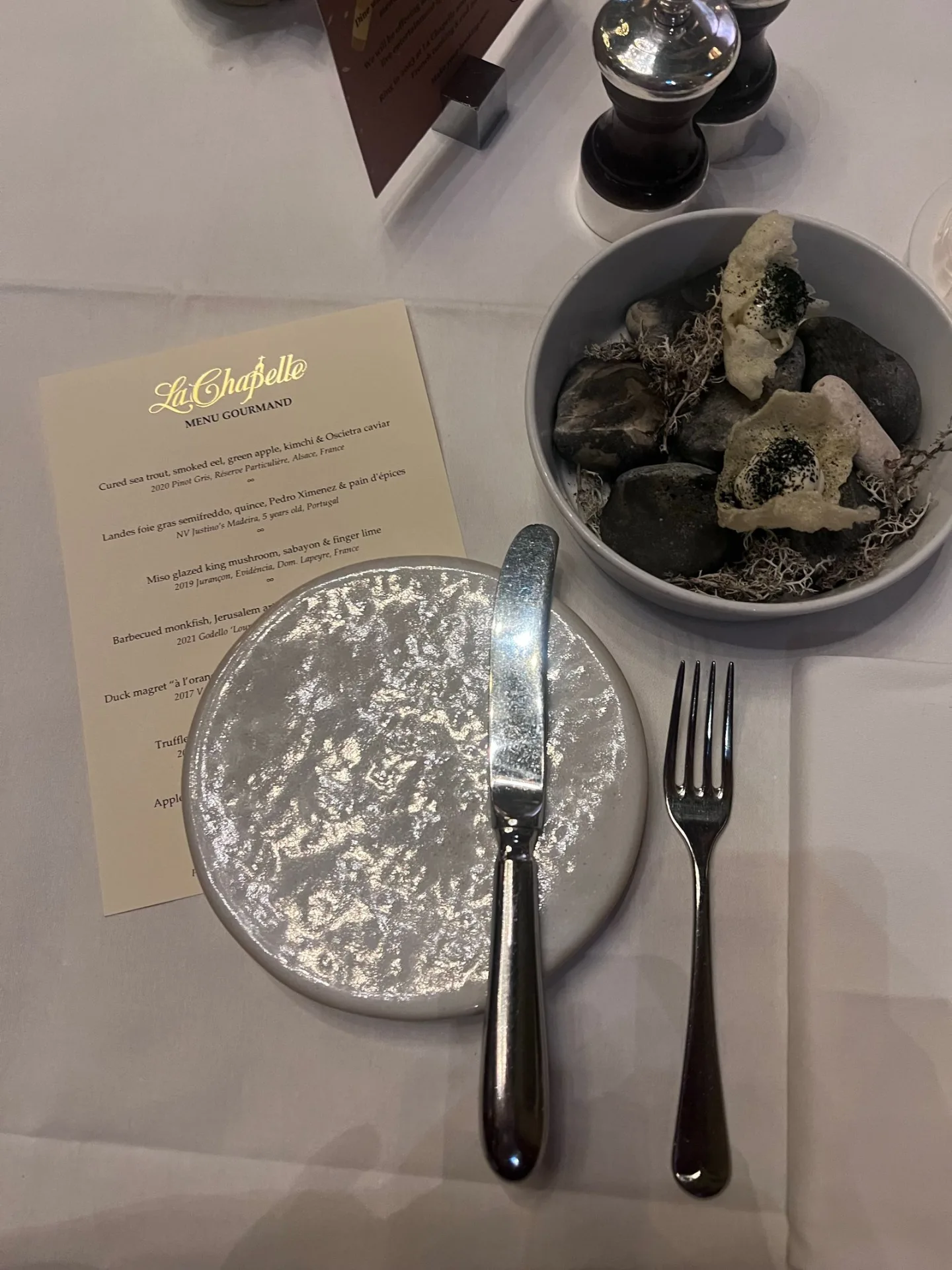 Presentación de un plato junto a una carta de restaurante