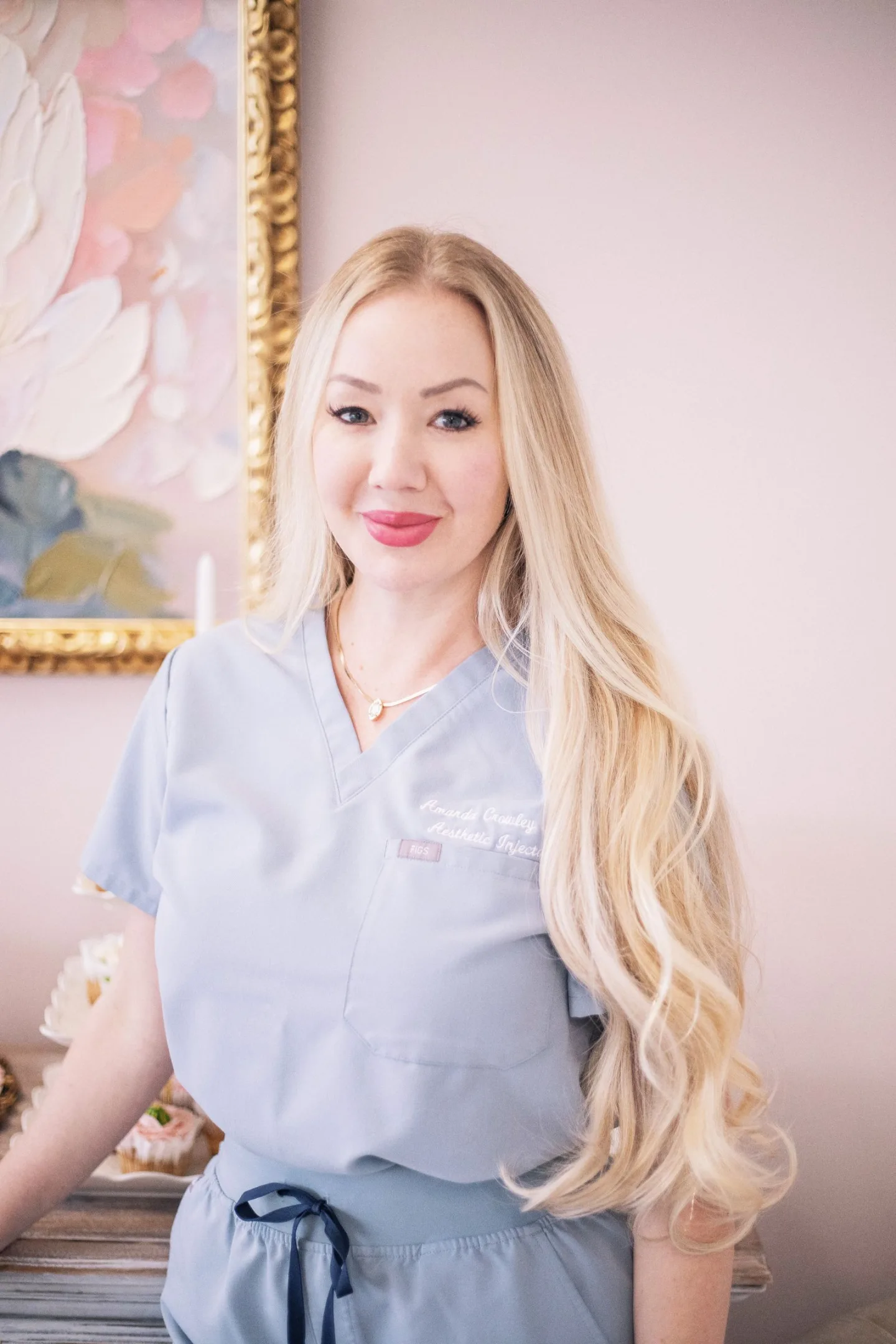 Profesional de estética en un espacio de atención cuidado y luminoso