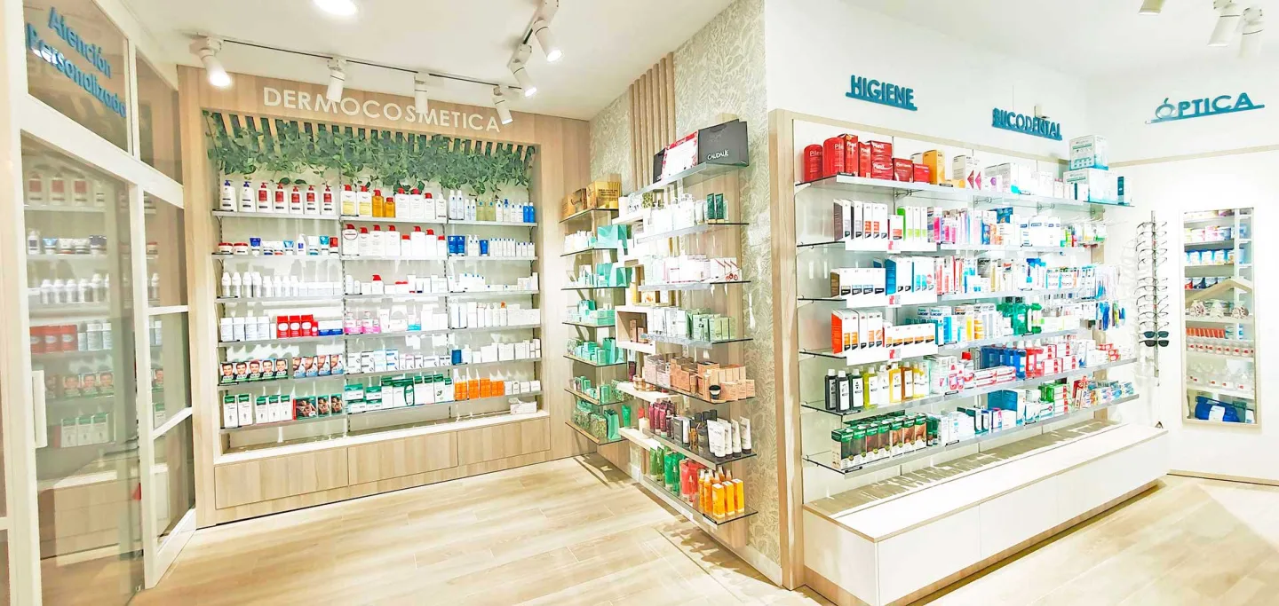 Zona de exposición de productos de farmacia en un espacio amplio y cuidado