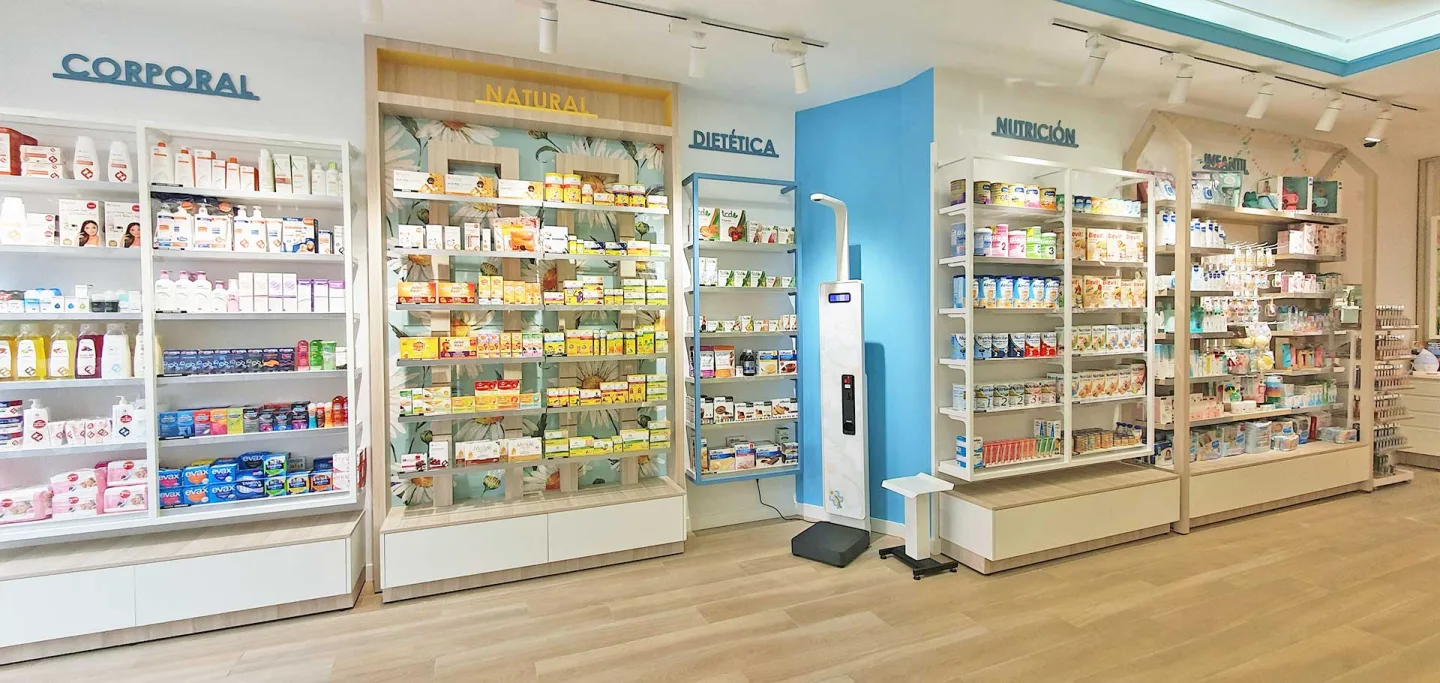 Estanterías de dermocosmética con productos organizados por categorías