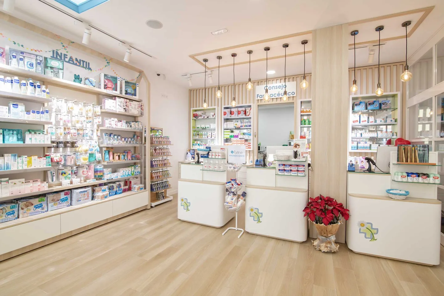 Interior luminoso de farmacia con mostradores blancos y mobiliario de madera clara