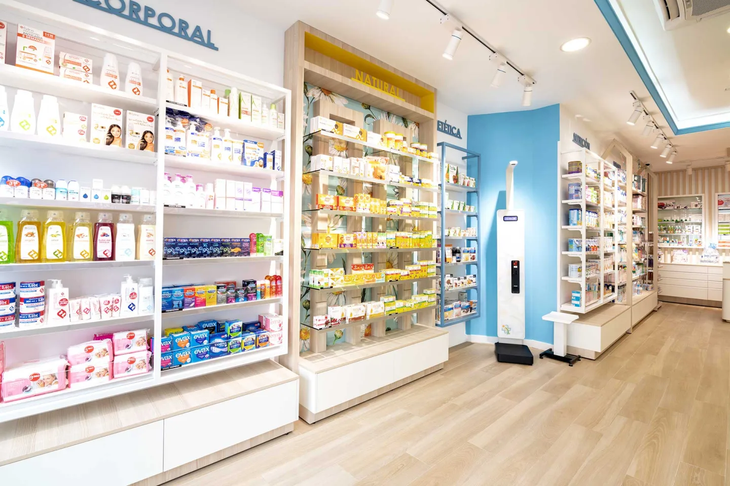 Zona de dermocosmética y atención personalizada en una farmacia