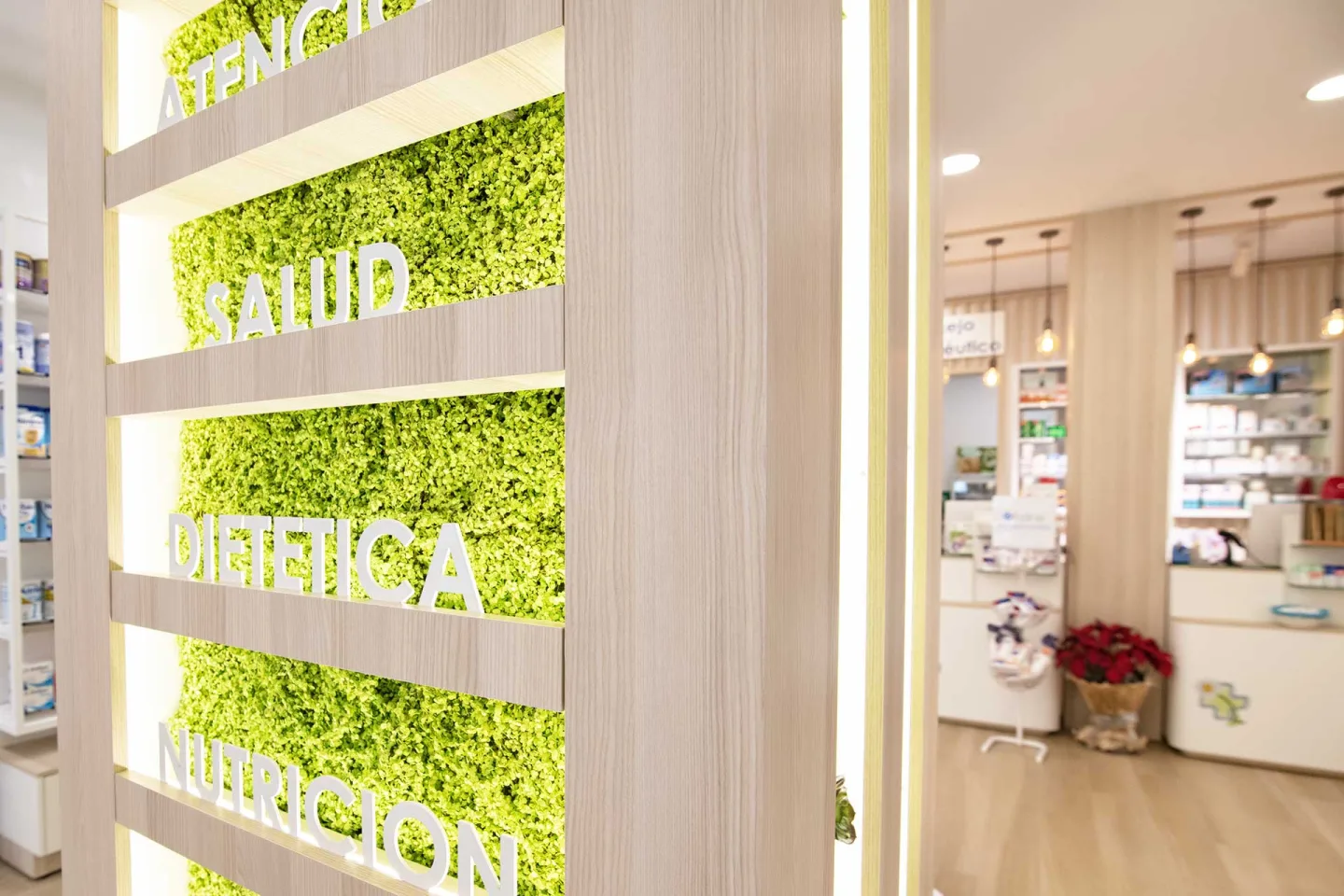 Detalle de vegetación y señalización de salud y belleza en una farmacia