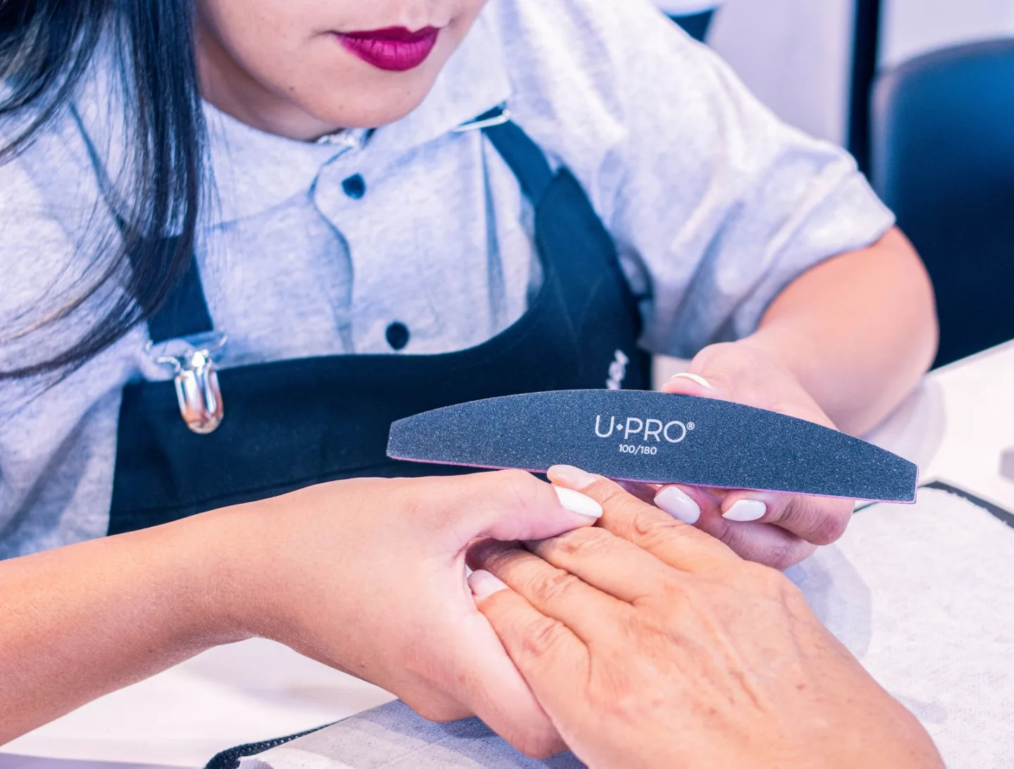 Profesional trabajando una manicura en un salón de belleza