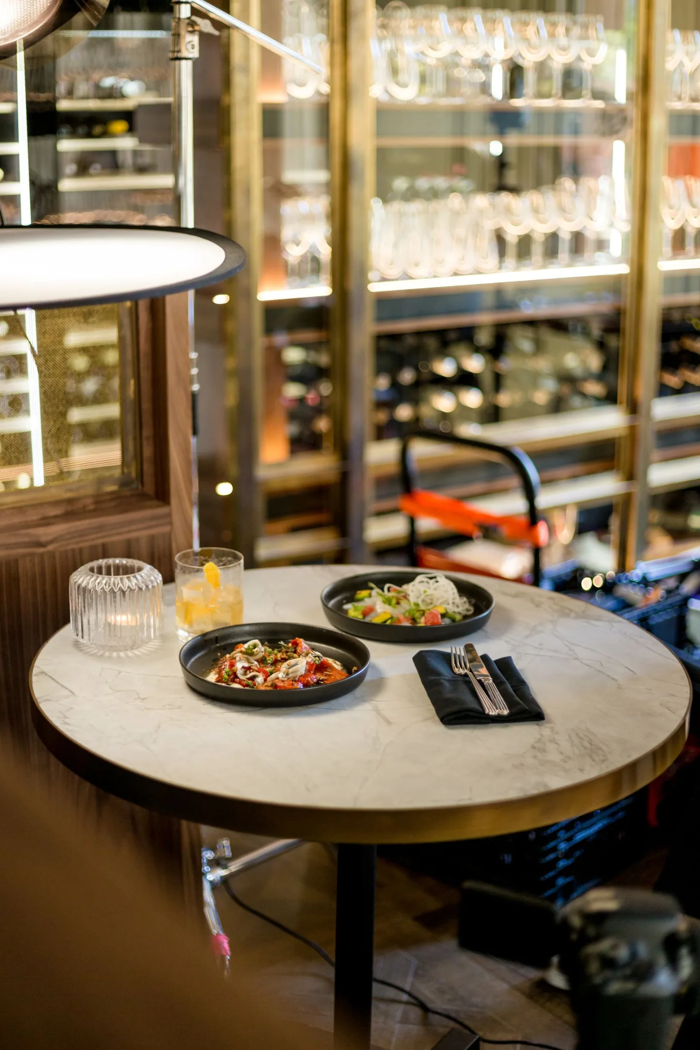 Mesa de restaurante con platos y bebidas