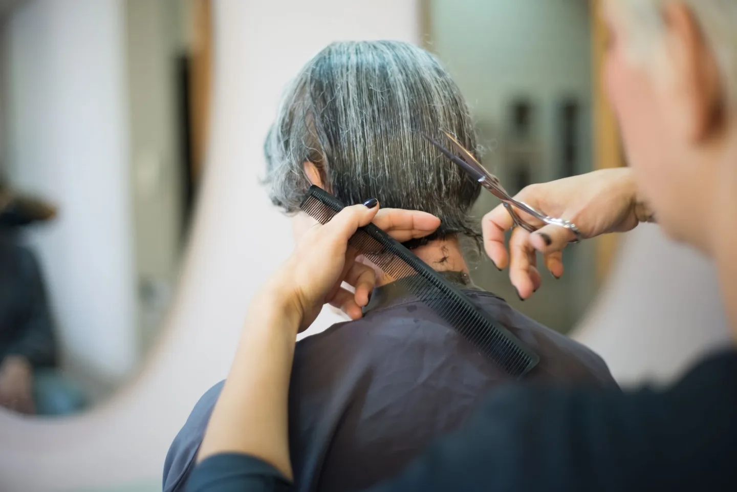 Detalle de un corte de cabello realizado por una profesional