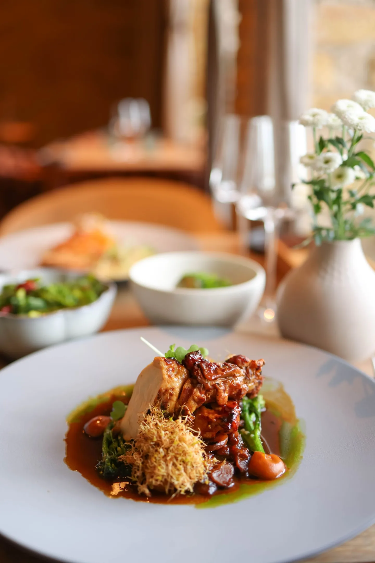 Plato de cocina con guarnición y salsa presentado en un restaurante