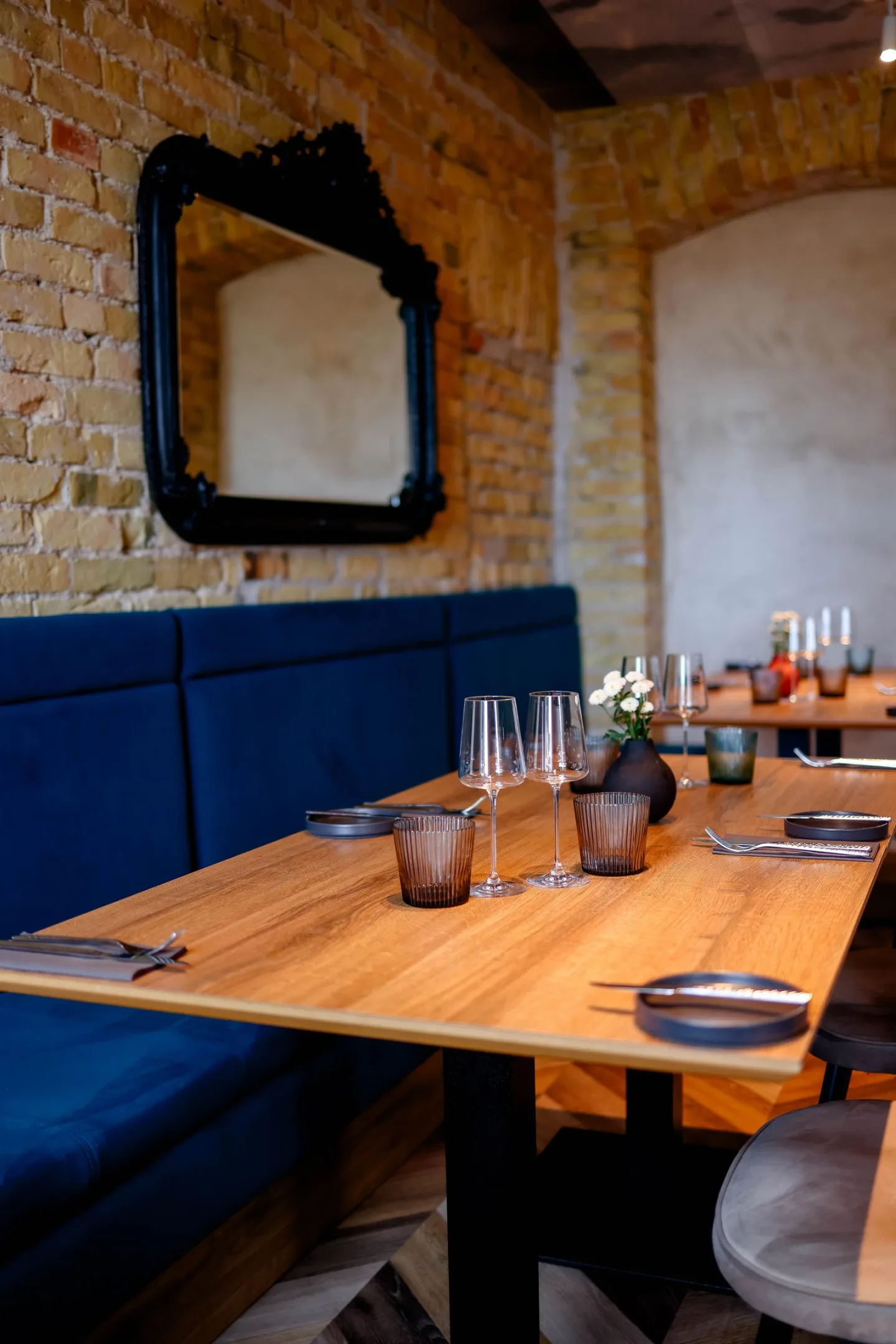 Mesa preparada y ambiente interior de un restaurante