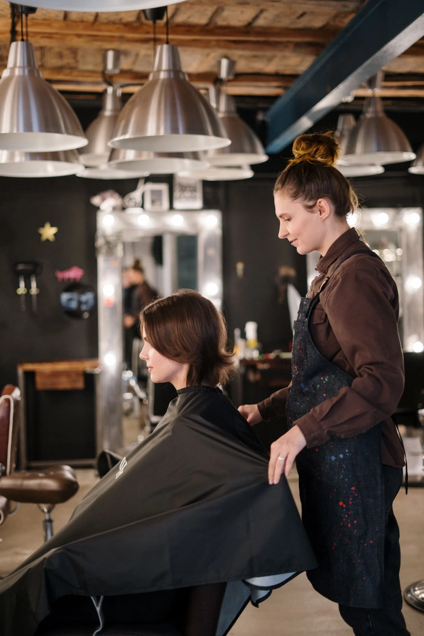 Profesional trabajando con una clienta en un salón de peluquería