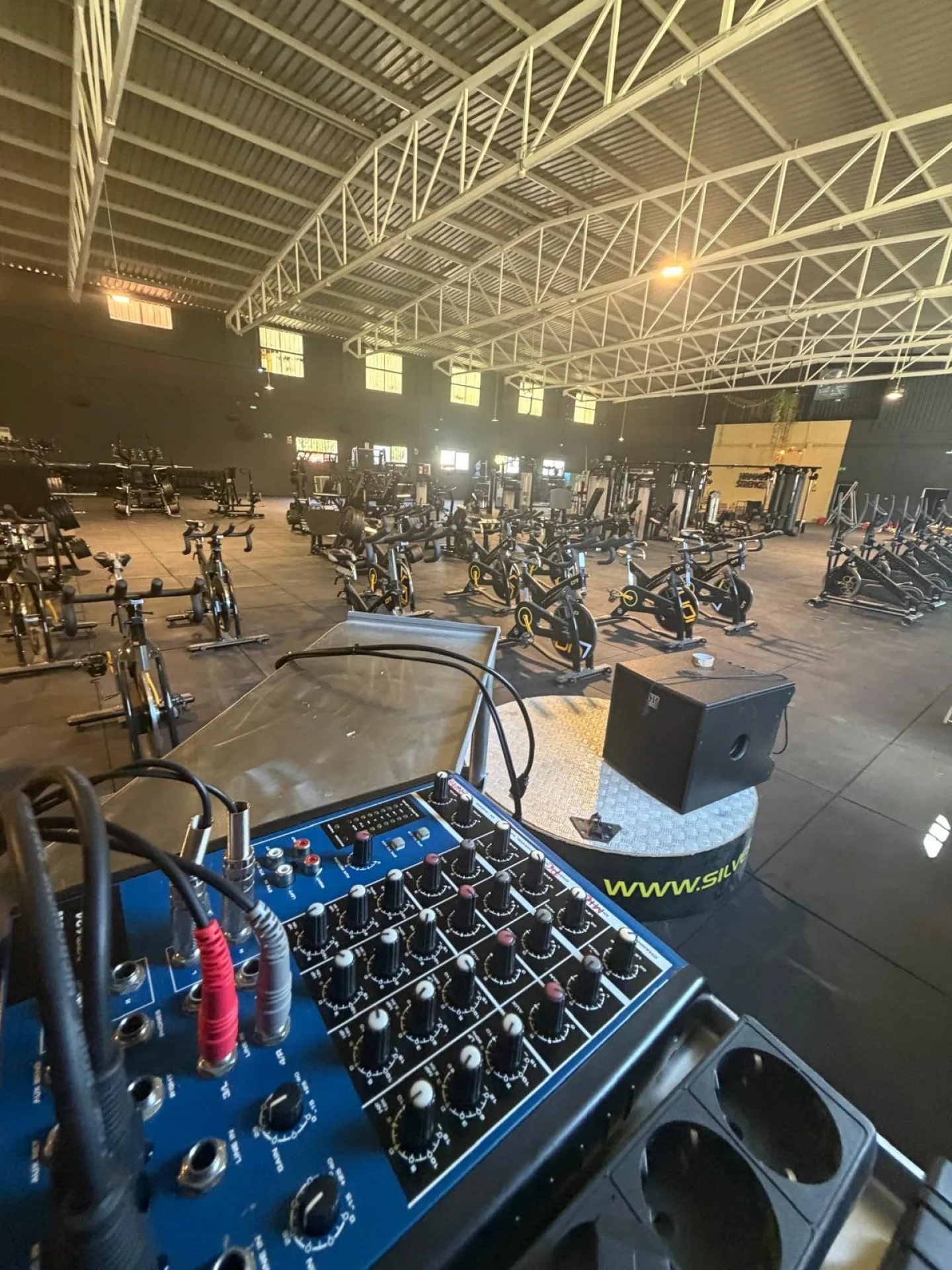 Zona de bicicletas y actividades de SilverGym La Carolina